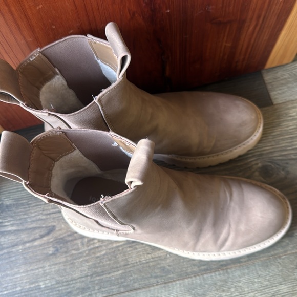 Gorgeous Waterproof Taupe Rain Boots by Los Cabos - Picture 2 of 5